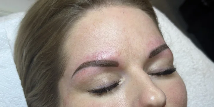 Permanentní make-up: vláskování nebo stínování obočí včetně korekce
