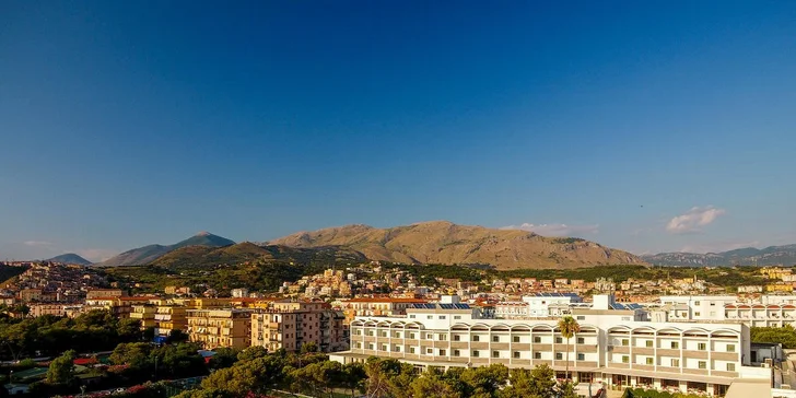 Letecky do Kalábrie: 7 nocí ve 4* hotelu Santa Caterina Village Resort & Spa s plnou penzí plus