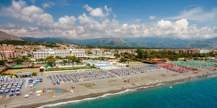 Letecky do Kalábrie: 7 nocí ve 4* hotelu Santa Caterina Village Resort & Spa s plnou penzí plus