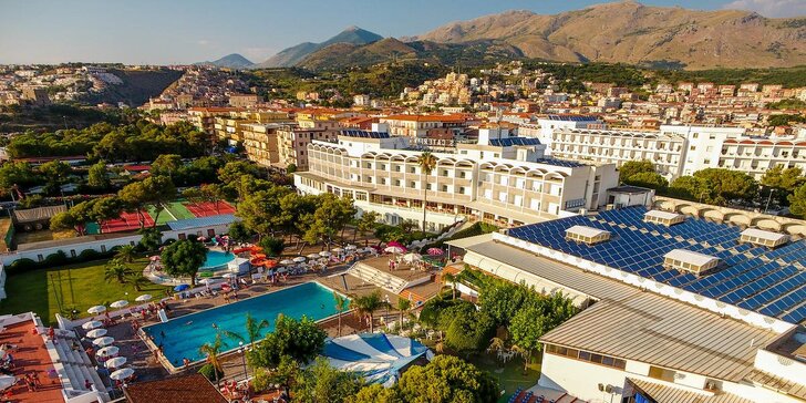 Letecky do Kalábrie: 7 nocí ve 4* hotelu Santa Caterina Village Resort & Spa s plnou penzí plus