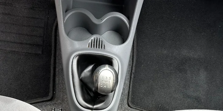 Kompletní ruční mytí vozu s tepováním sedaček v myčce Wash Cars