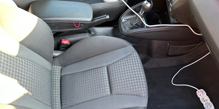 Kompletní ruční mytí vozu s tepováním sedaček v myčce Wash Cars