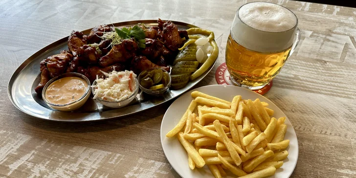 1 kg tennesse BBQ kuřecích křídel, hranolky i 2 piva Budvar 10°