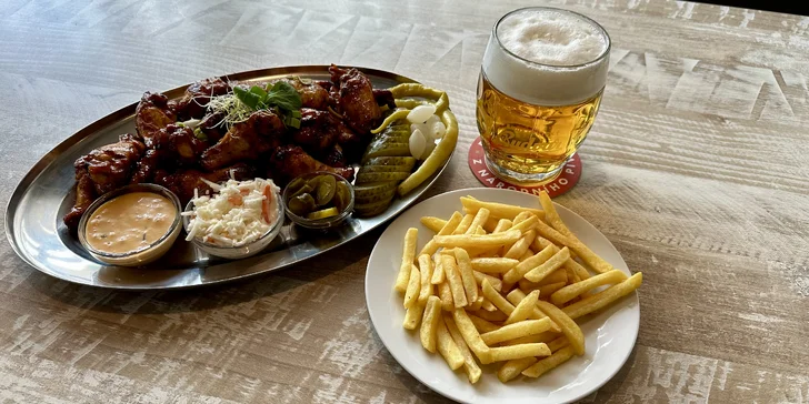 1 kg tennesse BBQ kuřecích křídel, hranolky i 2 piva Budvar 10°