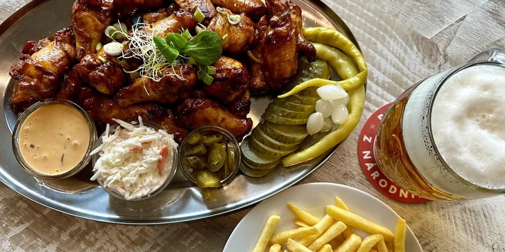1 kg tennesse BBQ kuřecích křídel, hranolky i 2 piva Budvar 10°