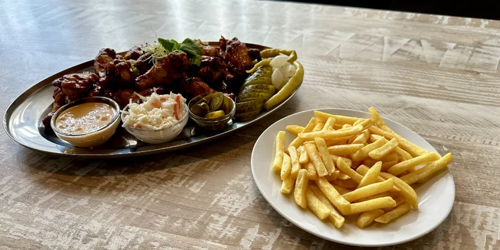 1 kg tennesse BBQ kuřecích křídel, hranolky i 2 piva Budvar 10°