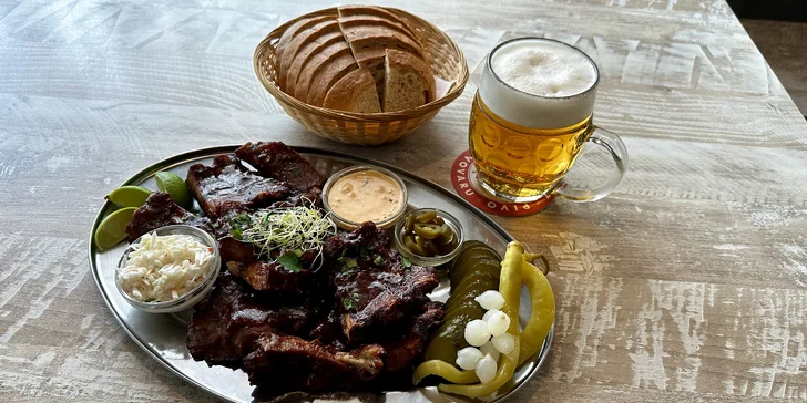 1 kg vepřových žeber v medové marinádě, chleba, coleslaw