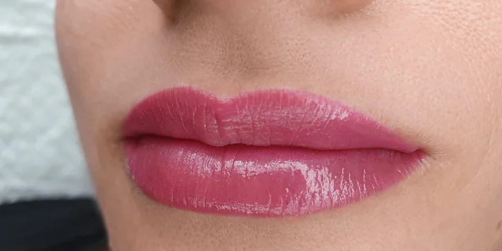 Permanentní make-up horních očních linek, rtů či obočí pudrovou metodou
