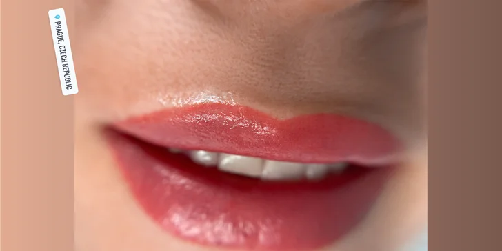 Permanentní make-up horních očních linek, rtů či obočí pudrovou metodou