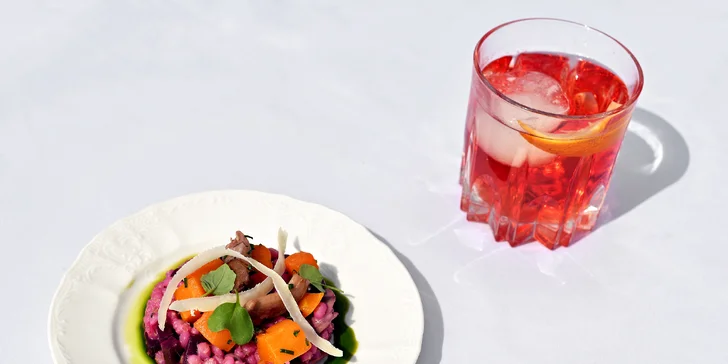 Tříchodový masový nebo vege gastro zážitek i s neomezenou konzumací vína a výhledem na Prahu