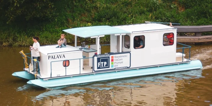 Splujte Baťův kanál: loď s kajutou, motorový člun nebo hausbót, plavba na pár hodin i celé dny