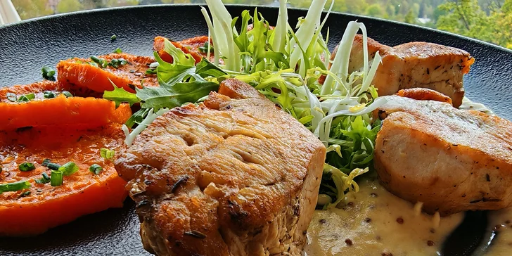 Tříchodové menu s lahví vína pro 2 osoby: sýrový koláček, krůta nebo t-bone a čoko dezert