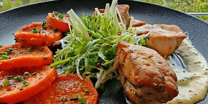 Tříchodové menu s lahví vína pro 2 osoby: sýrový koláček, krůta nebo t-bone a čoko dezert