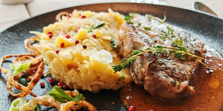 Tříchodové menu s lahví vína pro 2 osoby: sýrový koláček, krůta nebo t-bone a čoko dezert
