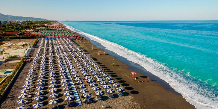 Letecky do Kalábrie: 7 nocí ve 4* hotelu Santa Caterina Village Resort & Spa s plnou penzí plus