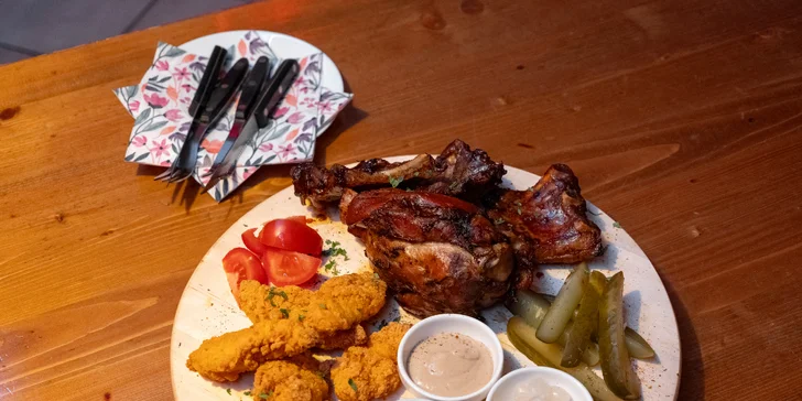 Prkno s kolenem, stripsy a žebry a piva Pilsner Urquell pro 2 nebo 4 osoby