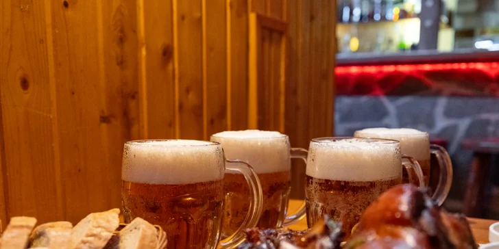 Prkno s kolenem, stripsy a žebry a piva Pilsner Urquell pro 2 nebo 4 osoby