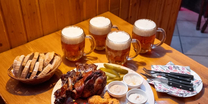 Prkno s kolenem, stripsy a žebry a piva Pilsner Urquell pro 2 nebo 4 osoby