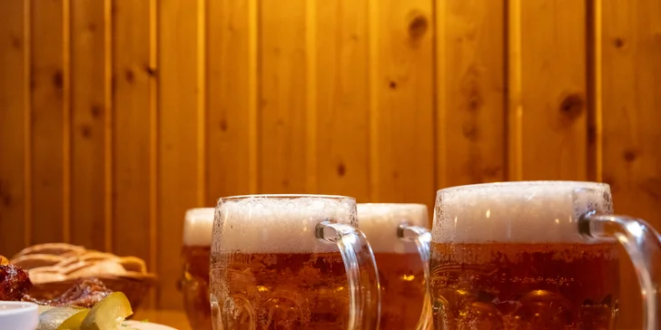 Prkno s kolenem, stripsy a žebry a piva Pilsner Urquell pro 2 nebo 4 osoby