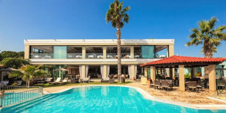 Letecky na Korfu: 4* hotel Robolla Beach Aparthotel, polopenze i bazén