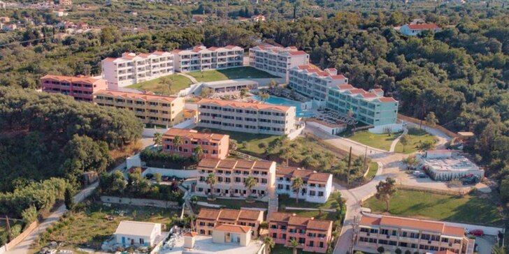 Letecky na Korfu: 4* hotel Robolla Beach Aparthotel, polopenze i bazén