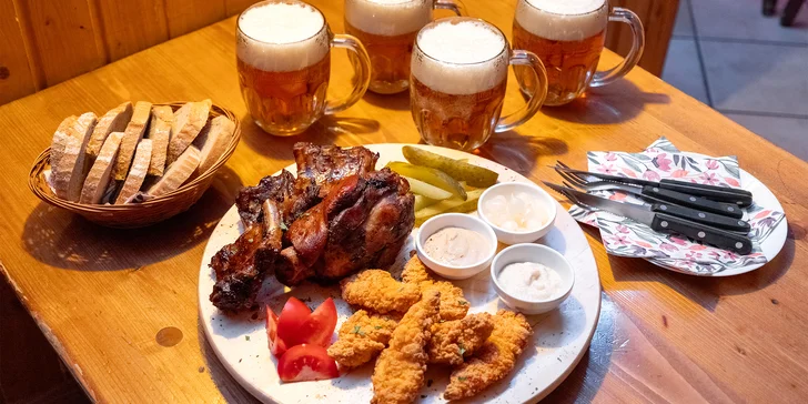 Prkno s kolenem, stripsy a žebry a piva Pilsner Urquell pro 2 nebo 4 osoby