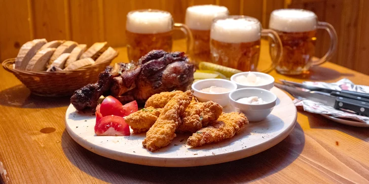 Prkno s kolenem, stripsy a žebry a piva Pilsner Urquell pro 2 nebo 4 osoby