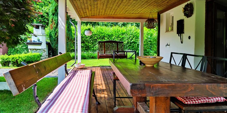 Dovolená v luxusní chatě pod Pustevnami až pro 8 osob: zahrada s grilem, sauna i koupací vířivý sud