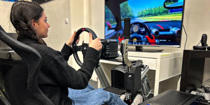 Pořádná jízda: 30 min. na závodním VR simulátoru Fanatec pro 1 osobu