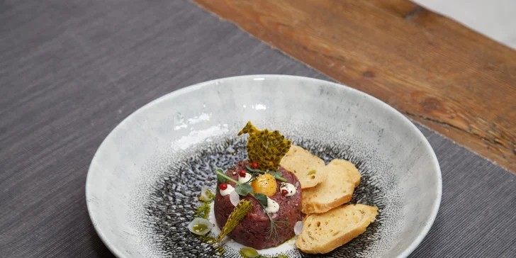 Tříchodové degustační menu pro dva: tatarák s lanýžem, telecí steak, dezert a láhev prosecca
