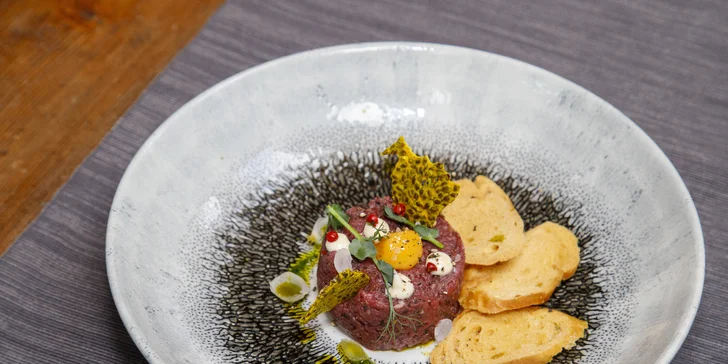 Tříchodové degustační menu pro dva: tatarák s lanýžem, telecí steak, dezert a láhev prosecca