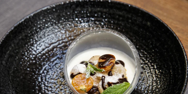 Tříchodové degustační menu pro dva: tatarák s lanýžem, telecí steak, dezert a láhev prosecca