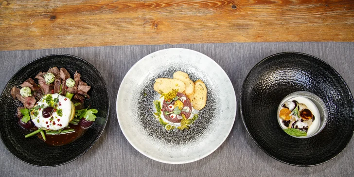 Tříchodové degustační menu pro dva: tatarák s lanýžem, telecí steak, dezert a láhev prosecca