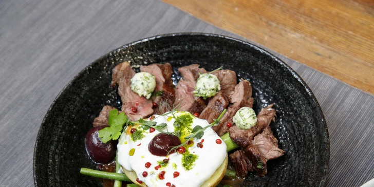 Tříchodové degustační menu pro dva: tatarák s lanýžem, telecí steak, dezert a láhev prosecca