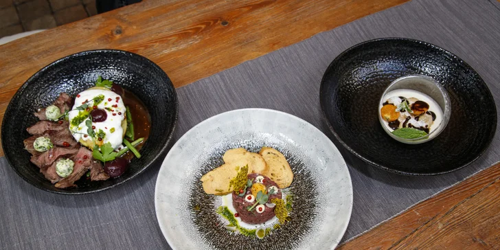 Tříchodové degustační menu pro dva: tatarák s lanýžem, telecí steak, dezert a láhev prosecca