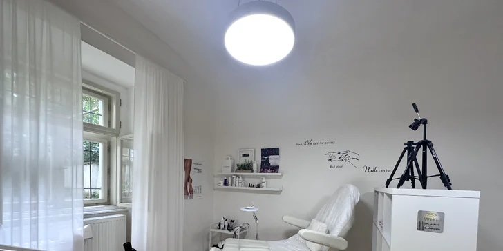 Pro krásné nehty: kombinovaná manikúra a pedikúra i lakování gel lakem