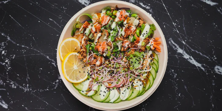 Havajský poke bowl podle výběru z 3 druhů na odnos s sebou