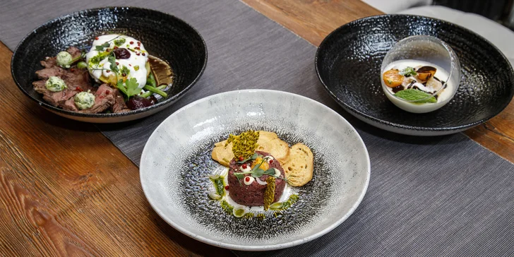 Tříchodové degustační menu pro dva: tatarák s lanýžem, telecí steak, dezert a láhev prosecca