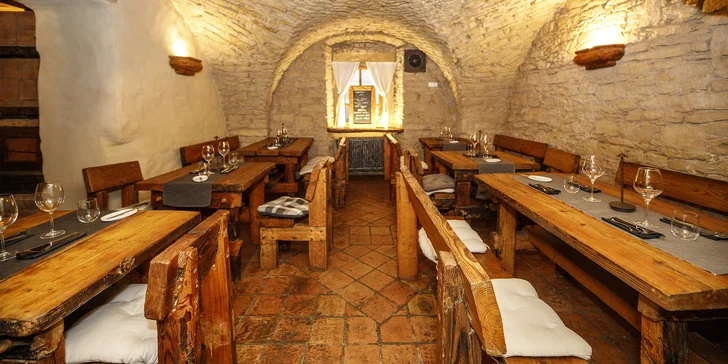 Tříchodové degustační menu pro dva: tatarák s lanýžem, telecí steak, dezert a láhev prosecca