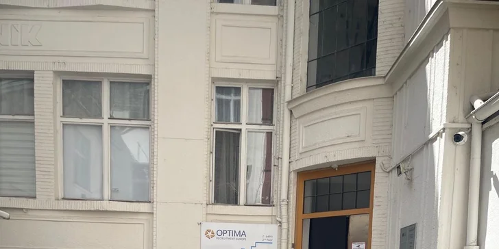 Permanentní make-up horních očních linek, rtů či obočí pudrovou metodou