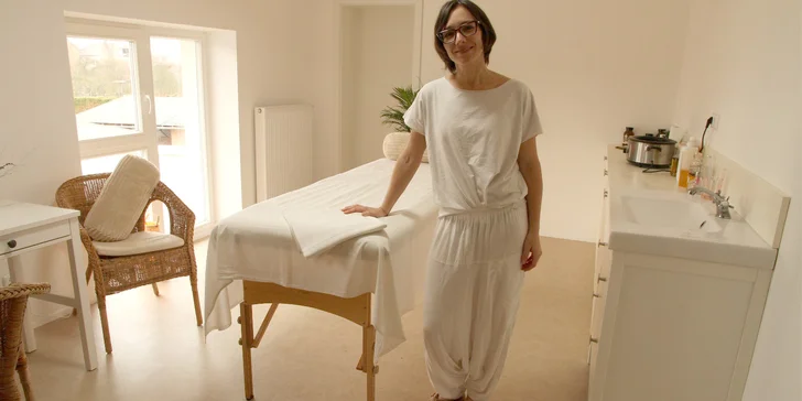 Ájurvédská olejová masáž zad, krku a hlavy (50min)