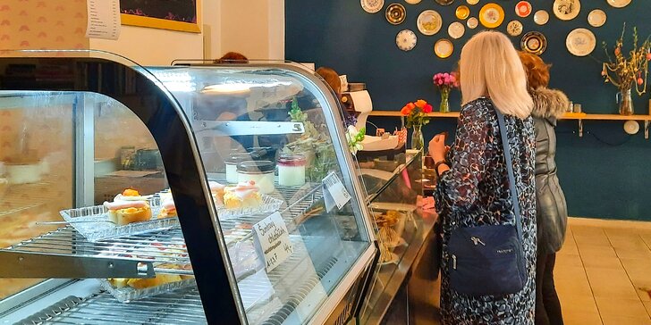 Posezení (jako) u babičky: otevřený voucher do kavárny Stará škola, která podporuje seniory