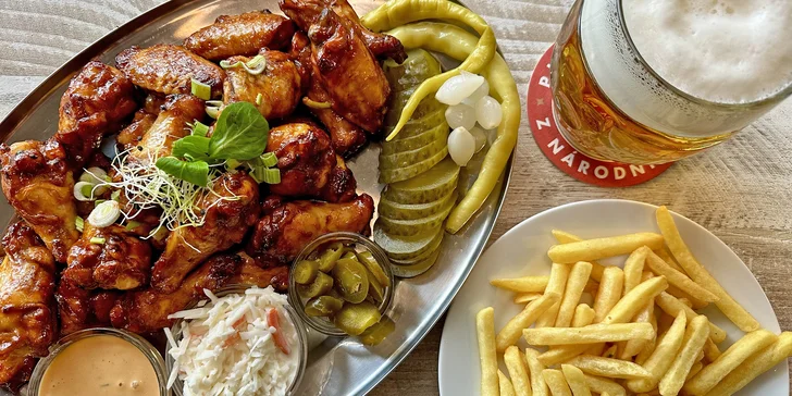 1 kg tennesse BBQ kuřecích křídel, hranolky i 2 piva Budvar 10°
