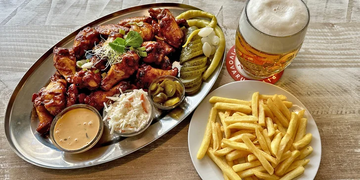 1 kg tennesse BBQ kuřecích křídel, hranolky i 2 piva Budvar 10°