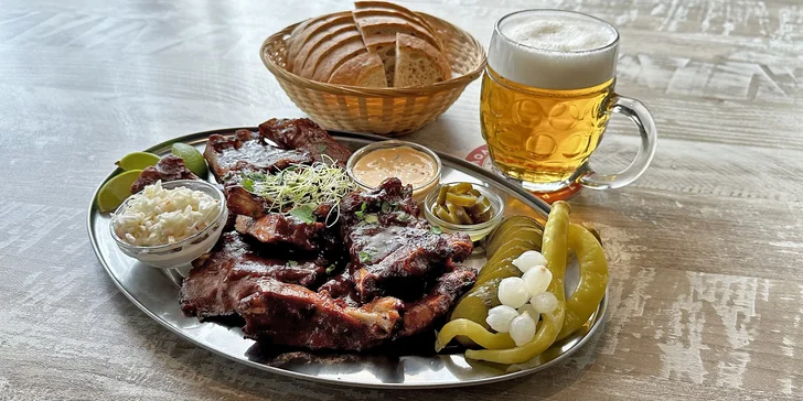 1 kg vepřových žeber v medové marinádě, chleba, coleslaw