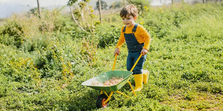 Tematická hra Honba za pokladem farmáře na skutečné farmě se zvířaty