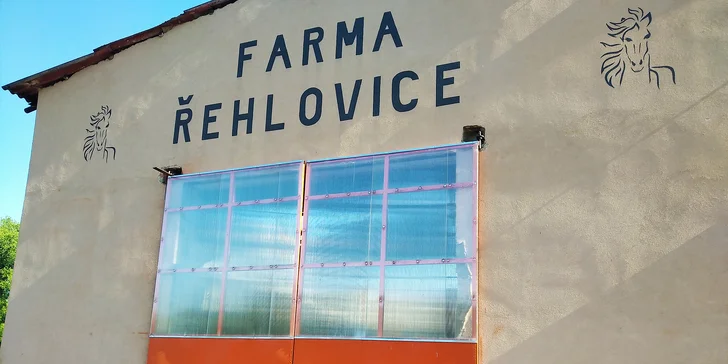 Tematická hra Honba za pokladem farmáře na skutečné farmě se zvířaty