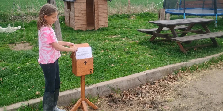Tematická hra Honba za pokladem farmáře na skutečné farmě se zvířaty