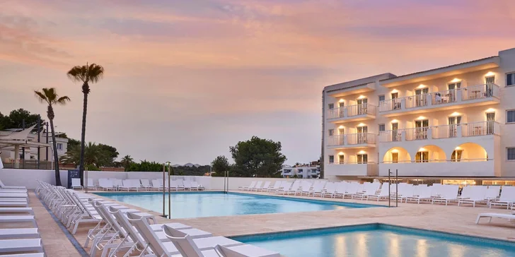 Letecky na Mallorcu: 4* hotel Barcelo Aguamarina přímo u písčité pláže s all inclusive