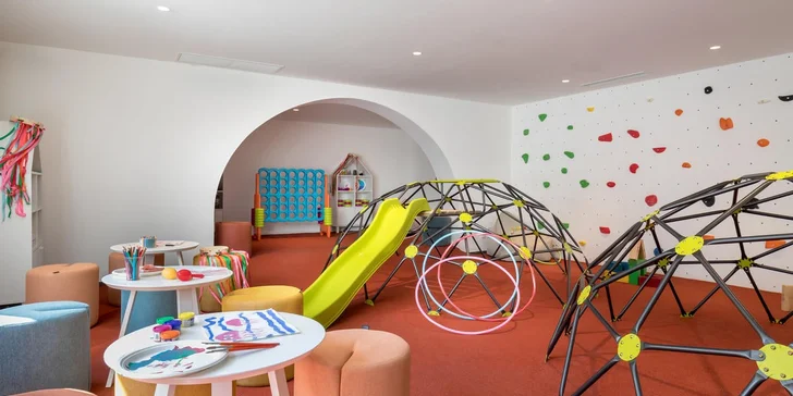 Letecky na Mallorcu: 4* hotel Barcelo Aguamarina přímo u písčité pláže s all inclusive